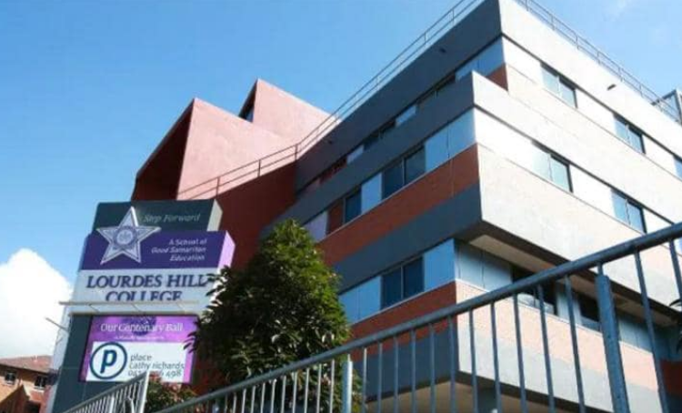 Leborotválta a haját jótékonyságból, az iskola sapkára kötelezte