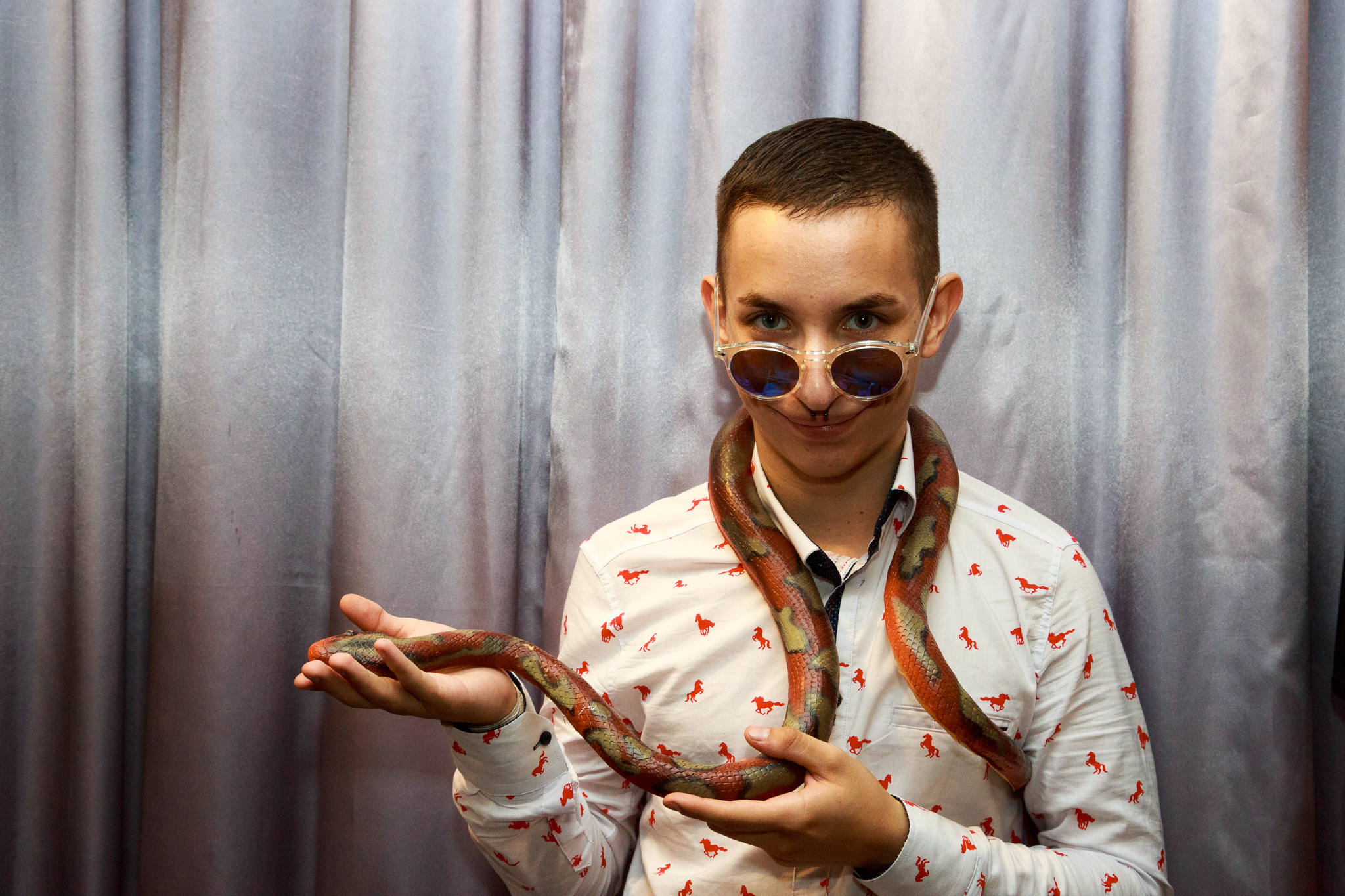 Oszi nem imádhatná jobban a macskákat!