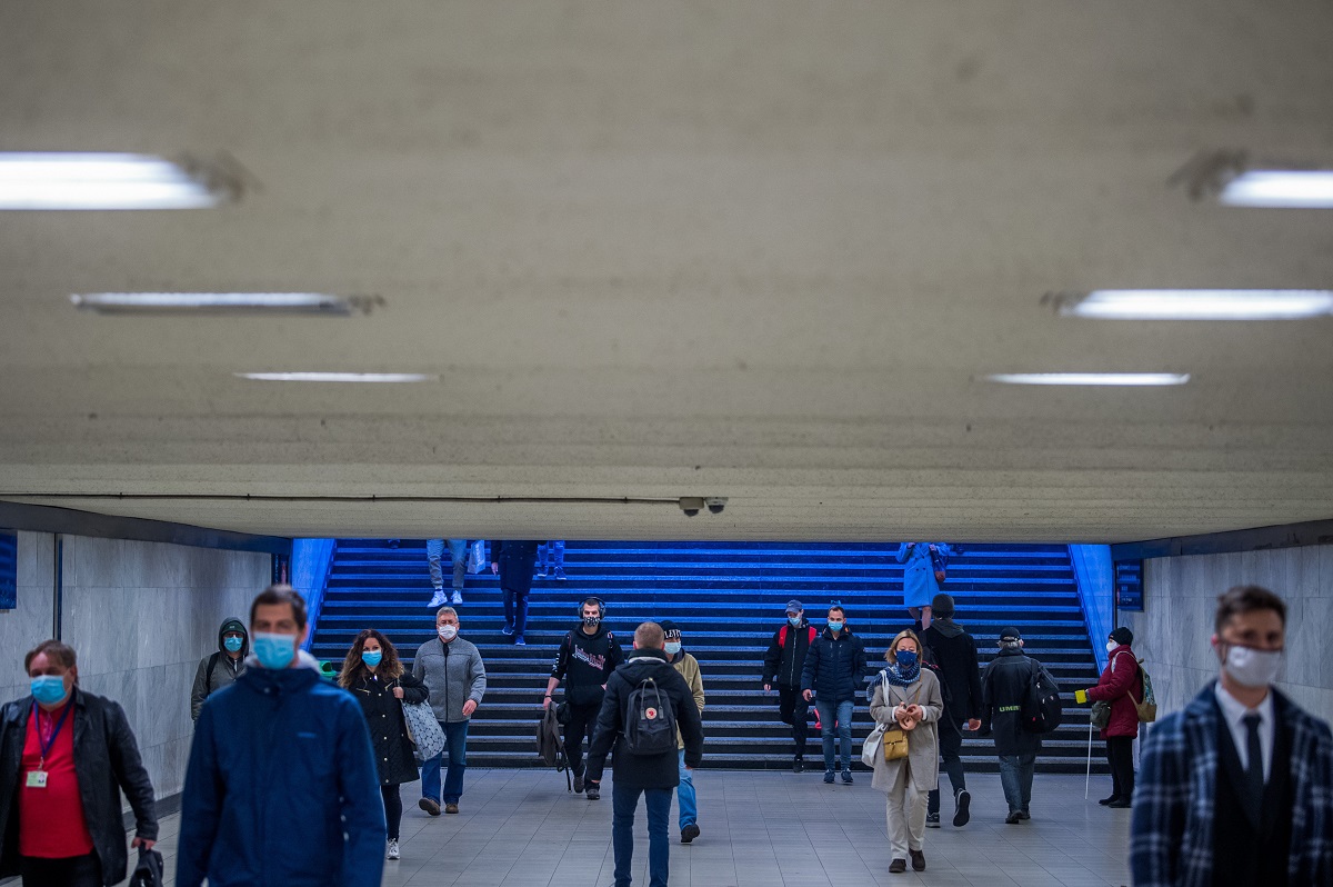 Kötelező a maszkviselés a közterületeken is – Itt a lista!