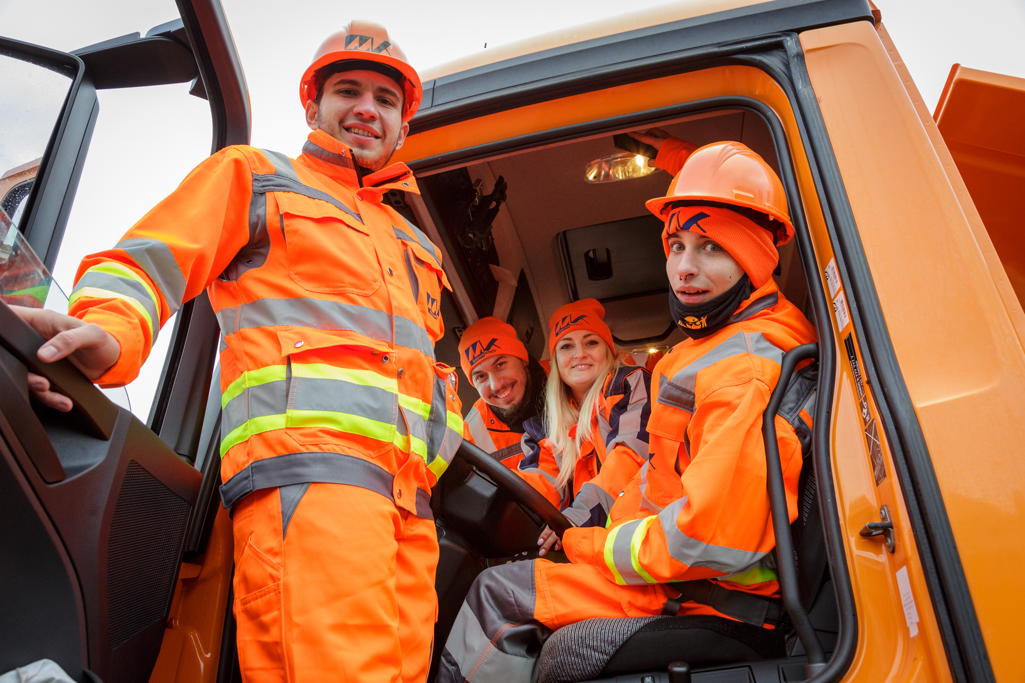 Lezúzta a teherautó az autópálya tábláját!