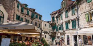 Míg Horvátországban enyhítenek, addig Szerbiában szigorítanak