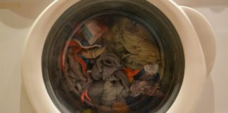 Belehalt egy kisfiú a mosásba