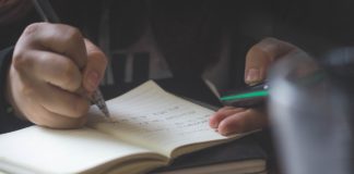 Kézzel írás kontra telefonos jegyzetelés