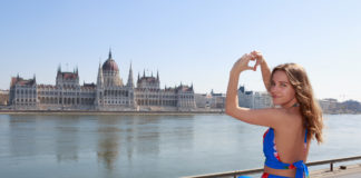 Dominika vörös rúzzsal és napszemcsiben?OMG!