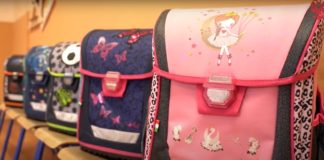 A magyar iskolába iratkozókat táskával köszöntötték a tanítók