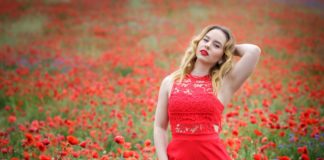 Micsoda mellkidobós kép Zsanitól