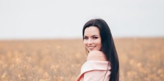 Félig meztelen, férfi-női fotó látható Csivettka legújabb irodájában!