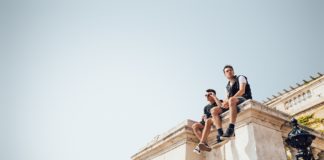 Lelökték a VALMAR srácok a szexi lányokat egy dinnyés matracról! – Klippremier