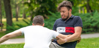 Így tépte ki Dominik Bende mellszőrét!