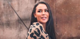 Luna bevállalta, a mellei között húzta végig a vörös rózsát!