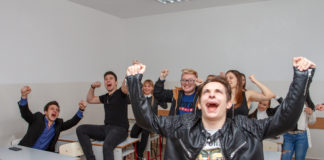 Tibi alszik a suliban, Maki ujjong örömében, a csajok meg csak szelfiznek?…