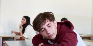 Olivér ismét iskolapadban volt, még zongorázott is