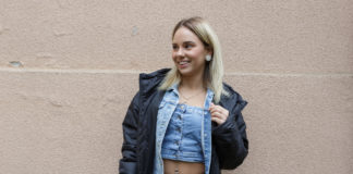 Zsani és párja egymás ölében a tenger közepén