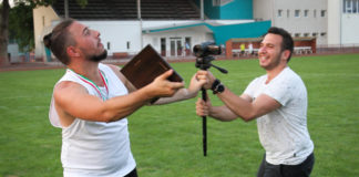 Bende grimaszol, Dominik száját tátja, Olivért meg bezzeg imádja a kamera…