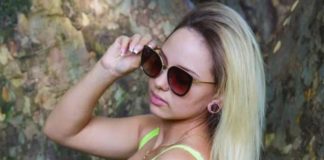 Mese flash Zsanika körmein