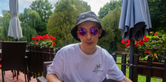 Olivér még lábadozik, a cicája boldogítja napközben