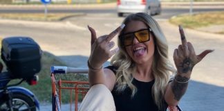 Ginoka szöszije combján virít a szexi tetkó, ezt nézd meg!