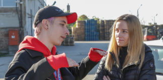 Oszi még mindig egy kocsiban alszik?