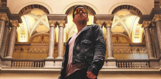 Dancsó nyalogatja a Tv-t, miközben Irénkét nézi