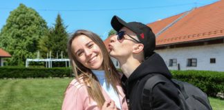 Dominika kalapban, vérvörös körmökkel, egy szál ingben, OMG