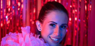 Petra egyenes vagy göndör hajjal?