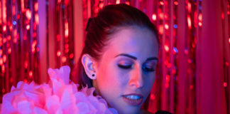 Petra felsőtestét virág borítja