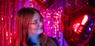 Villőnek tetszik valaki az új osztályból, a srác vajon viszonozni fogja érzéseit?