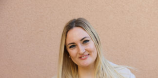 Barbi csodásan fest elegáns ruhájában