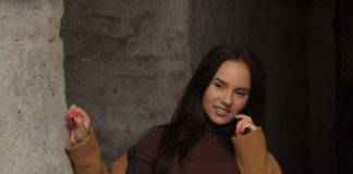 Egyszer a szexi buliszett, máskor a sportos farmernacis outfittel rukkol elő Zsani