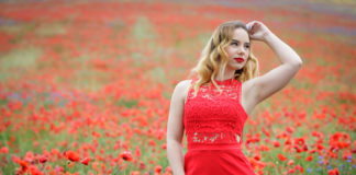 Hol pink, hol narancssárga bikiniben pózol Zsanika