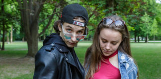 Dominika nagyon csini a fehér croptopban és a farmernaciban!