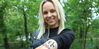 Random tetkó a tengerparton, hogy mi?