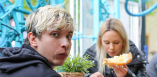 Oszi ilyen ocsmányul ette a lángost