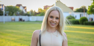 Zsanika mesésen pózol Ninikével