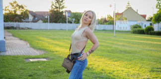 Zsanika pink bikiniben sütteti a hasát