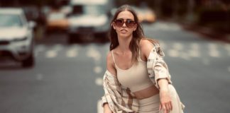 Petra Manhattan utcáin pózol