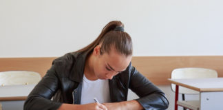 Eszti hosszú haja fényesebb, mint a nap