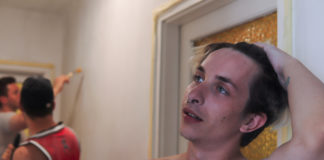 Oszi félmeztelenül festeget