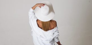 Dominika széttárta lábait a tengerben, úristen de szexi!