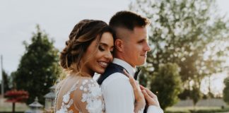 Levendulás között kelt egybe Rubint Rella és párja