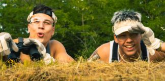 T.Danny és Manuel kukkolják a lányokat