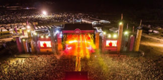 Megabuli és fekete alsónadrág