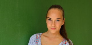 Eszti nagyon vadító abban a bizonyos pink blézerben