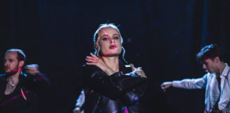 Hazudj nekem, kéri első dalában a ThisMustBeLove