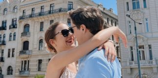 Lina és párja forró csókokban úsznak, szerelme végre hazatért