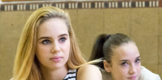 Zsanika egy szál törülközőben, nagyon forró a hangulat