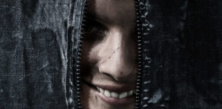 Egyetlen mosoly is rettegésben tarthat – A Mosolyogj című thriller hamarosan a mozikban!