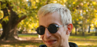 Oszi egy babaágyon csücsül