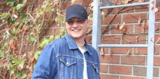 A pompa, a csillogás, a kikera, interjú Pankotai Petivel