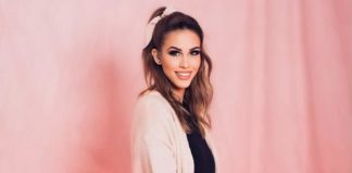 69-es felirat egy nagymama pulcsiján, ez zseniális karácsonyi baki!